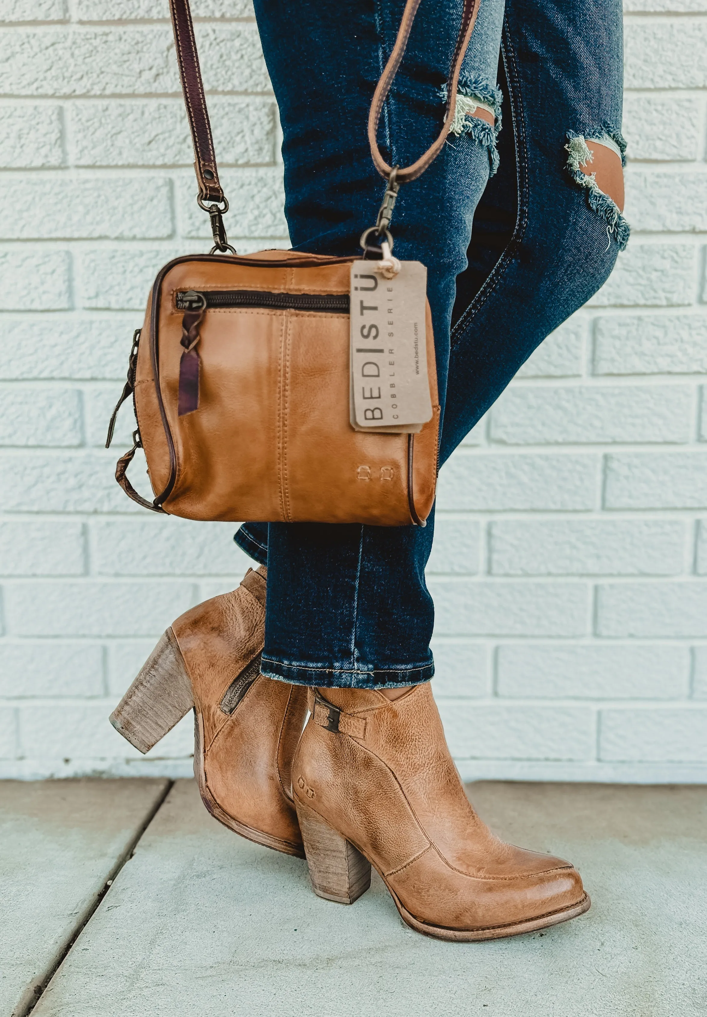 BedStu Capture Crossbody - Tan Teak Rustic