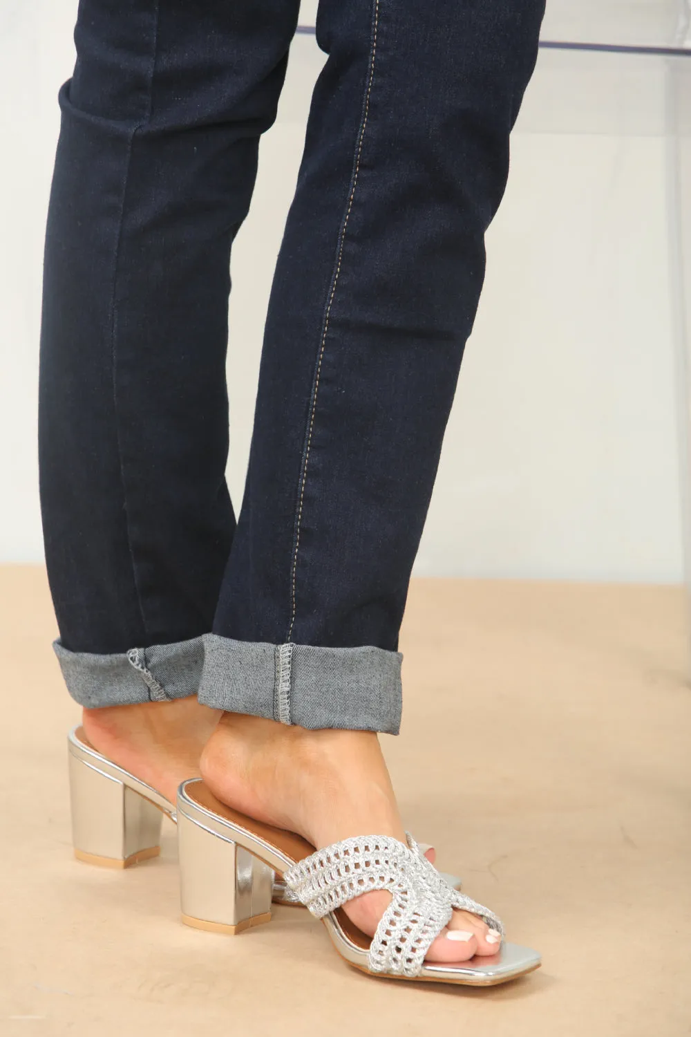 KNITTED BLOCK HEEL MULES IN SILVER