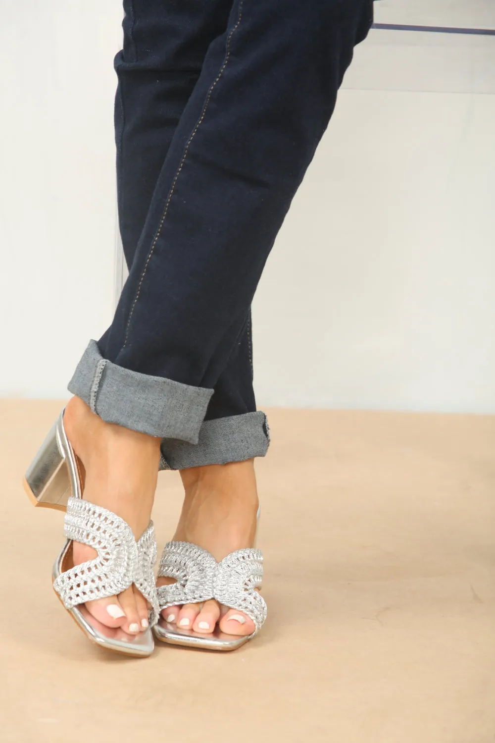 KNITTED BLOCK HEEL MULES IN SILVER