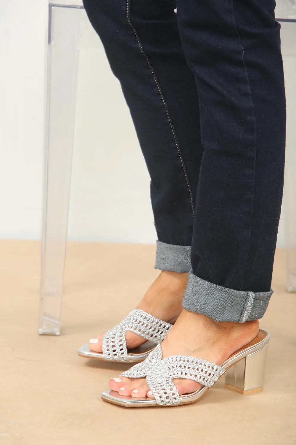 KNITTED BLOCK HEEL MULES IN SILVER